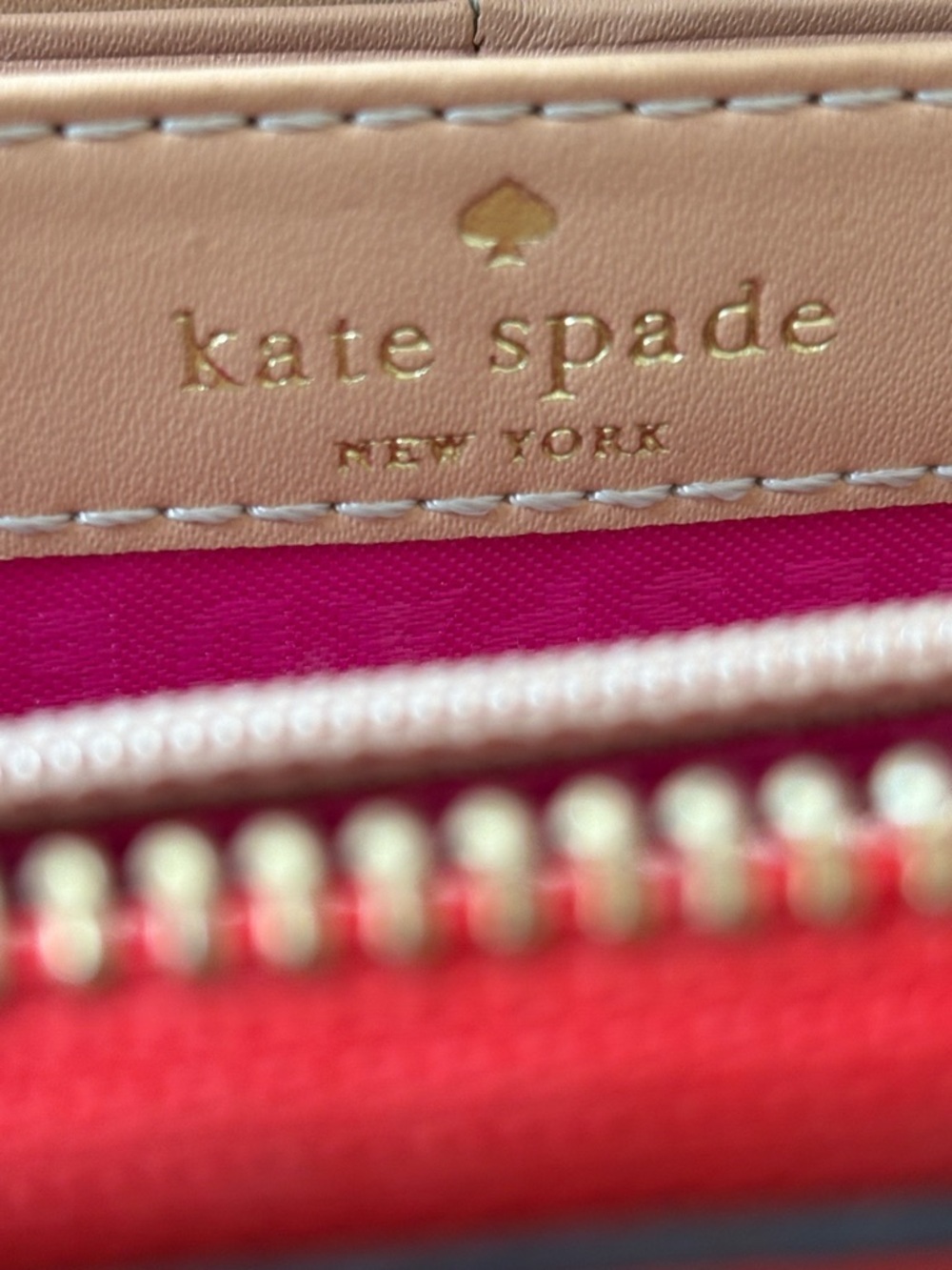 kate spade red zip-around leather wallet with gold logo plaque - Picture 3 of 5